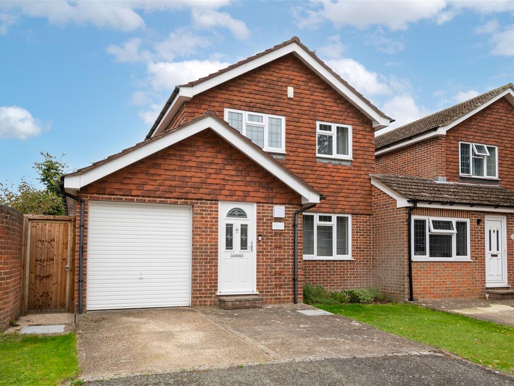 3 bed detached house for sale in Brookfield Close, Redhill RH1, £