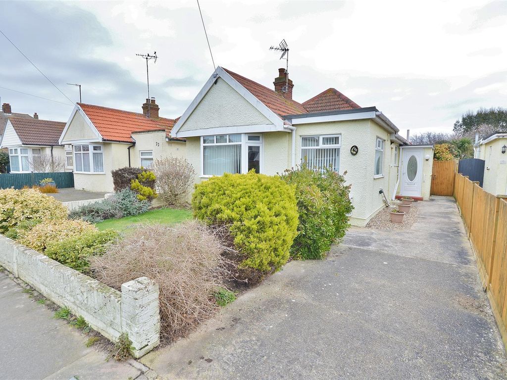 2 bed detached bungalow for sale in Primrose Road, HollandOnSea