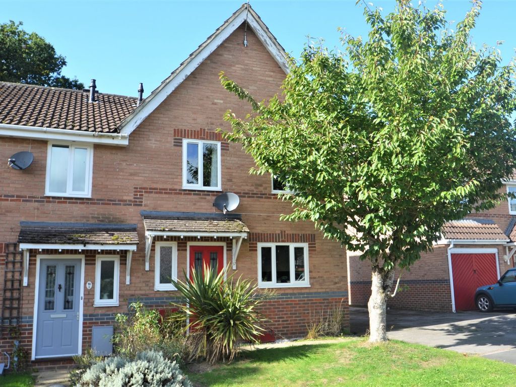 3 bed terraced house for sale in Clarke Close, Uffculme, Cullompton