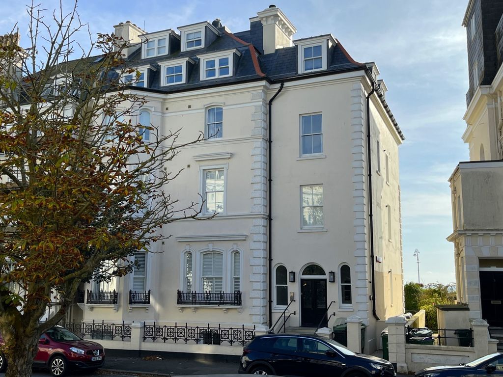 1 bed flat to rent in Clifton Crescent, Folkestone, Kent CT20, £925 pcm