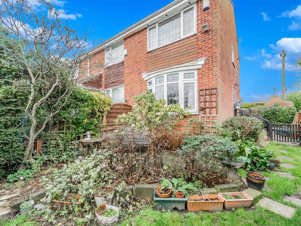 2 bed town house for sale in Highfield Garth, Wortley, Leeds LS12, £155,000 Zoopla