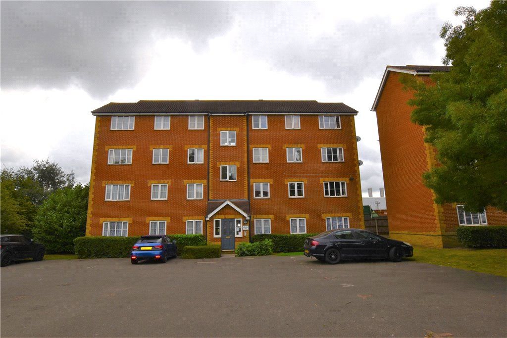 2 bed flat for sale in Village Close, Hoddesdon, Hertfordshire EN11, £