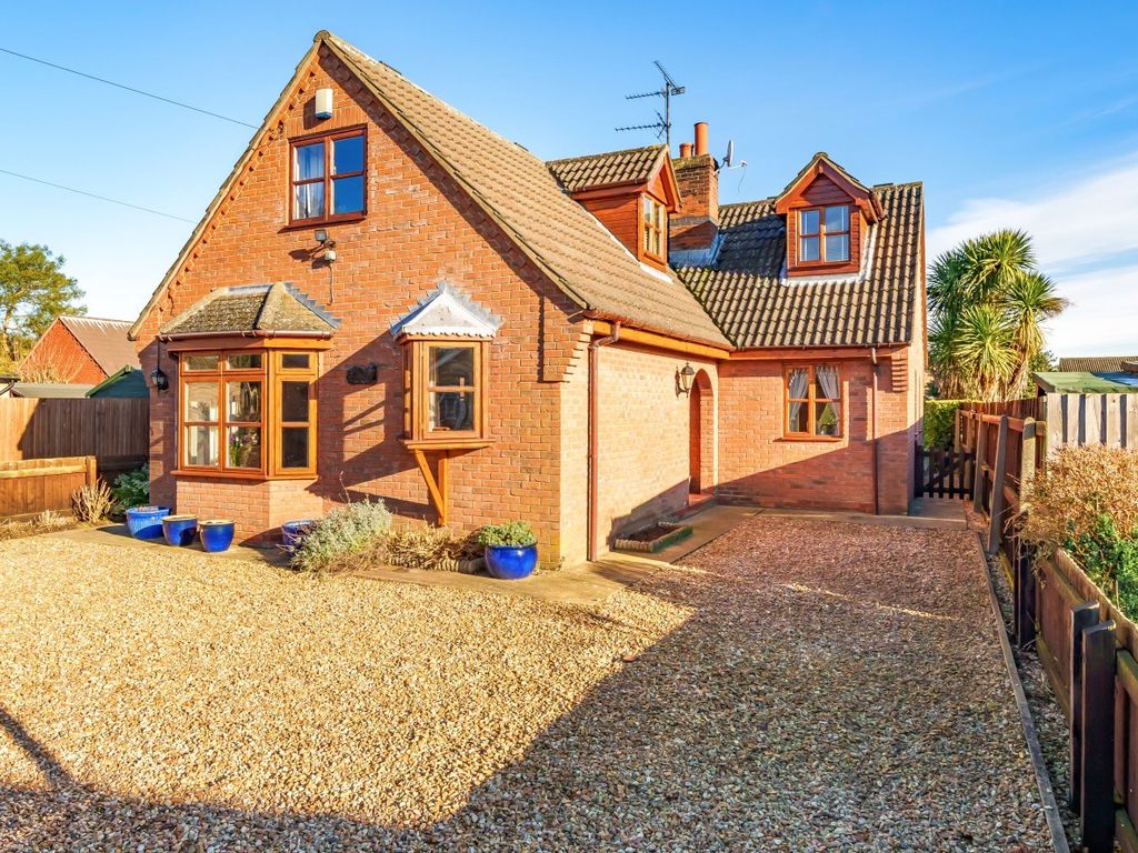 4 bed detached bungalow for sale in North Parade, Holbeach, Spalding
