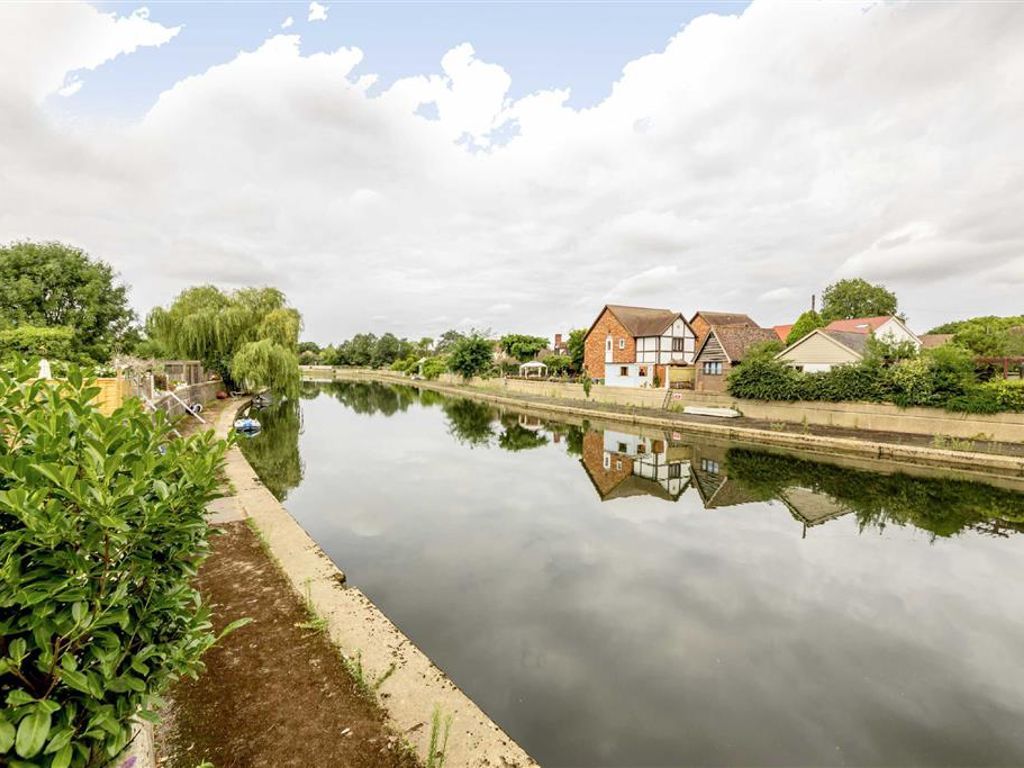 3 bed semidetached house for sale in Summer Road, East Molesey KT8, £