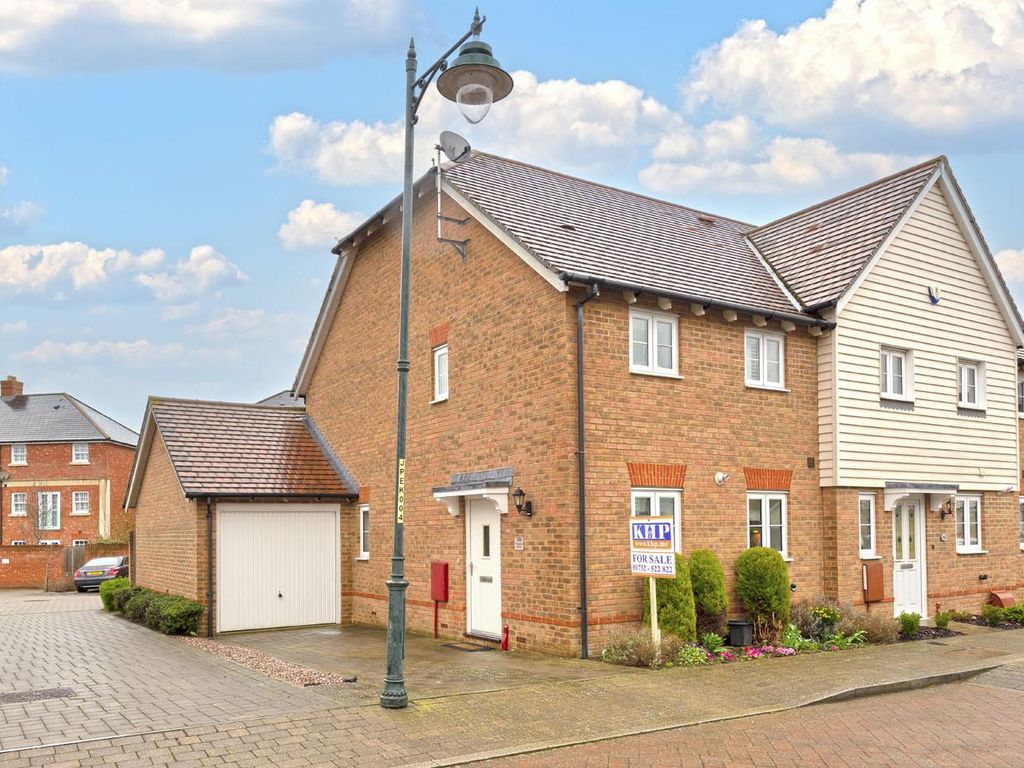 2 bed end terrace house for sale in Porter Avenue, Kings Hill, West