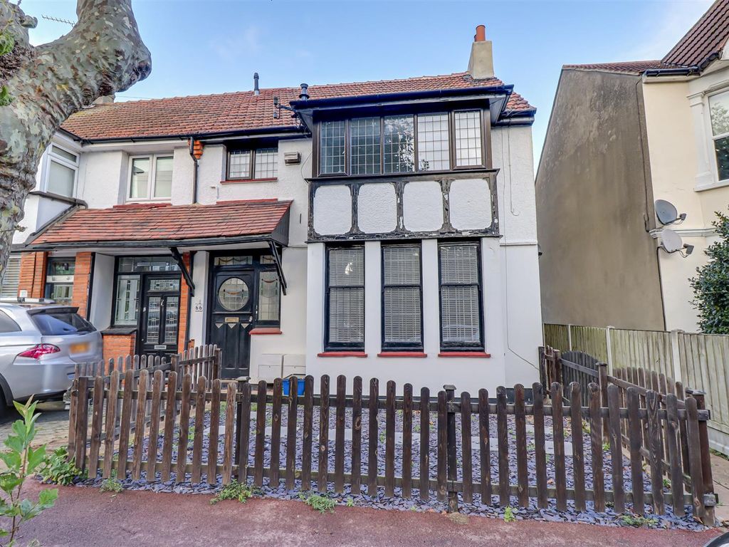 1 bed flat for sale in Grange Road, LeighOnSea SS9, £270,000 Zoopla