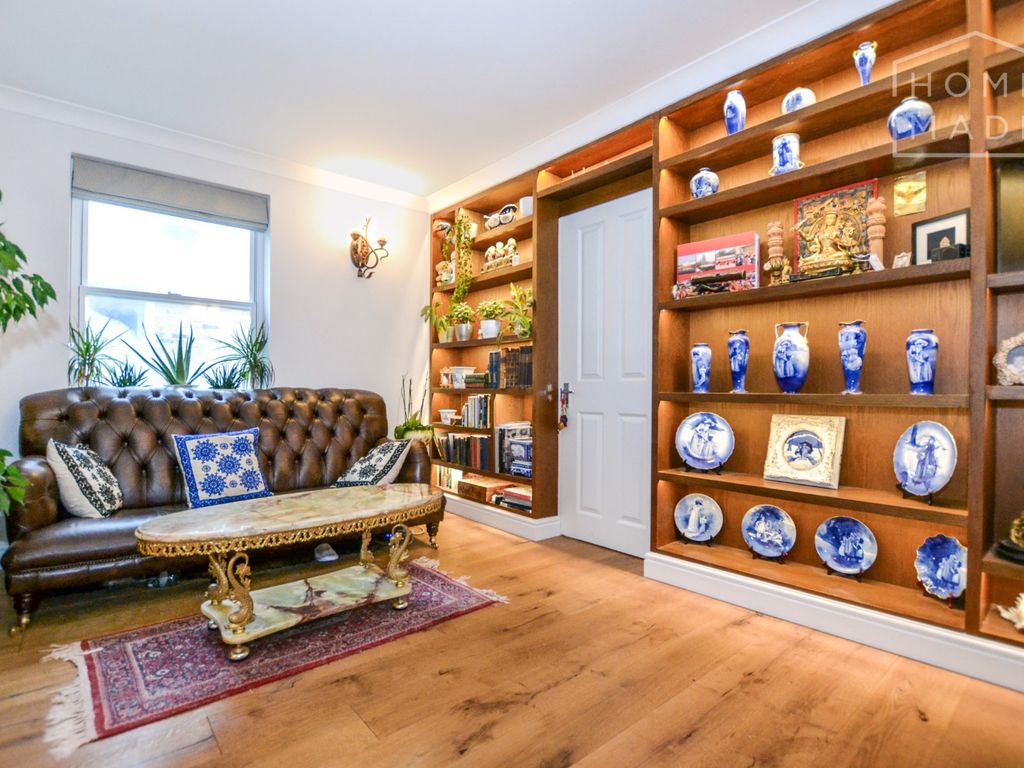 1 bed flat to rent in Earls Court Square, Earls Court SW5, £2,000 pcm