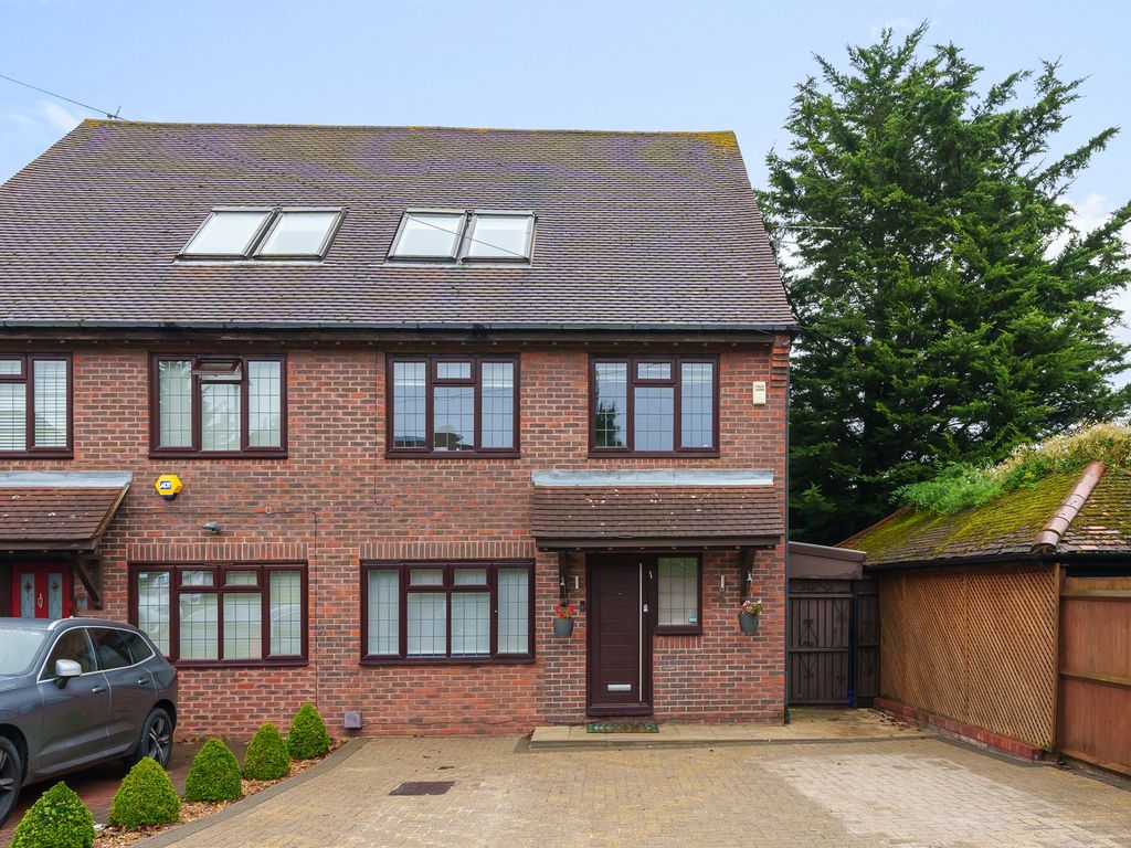 4 bed town house for sale in Monks Avenue, New EN5, £