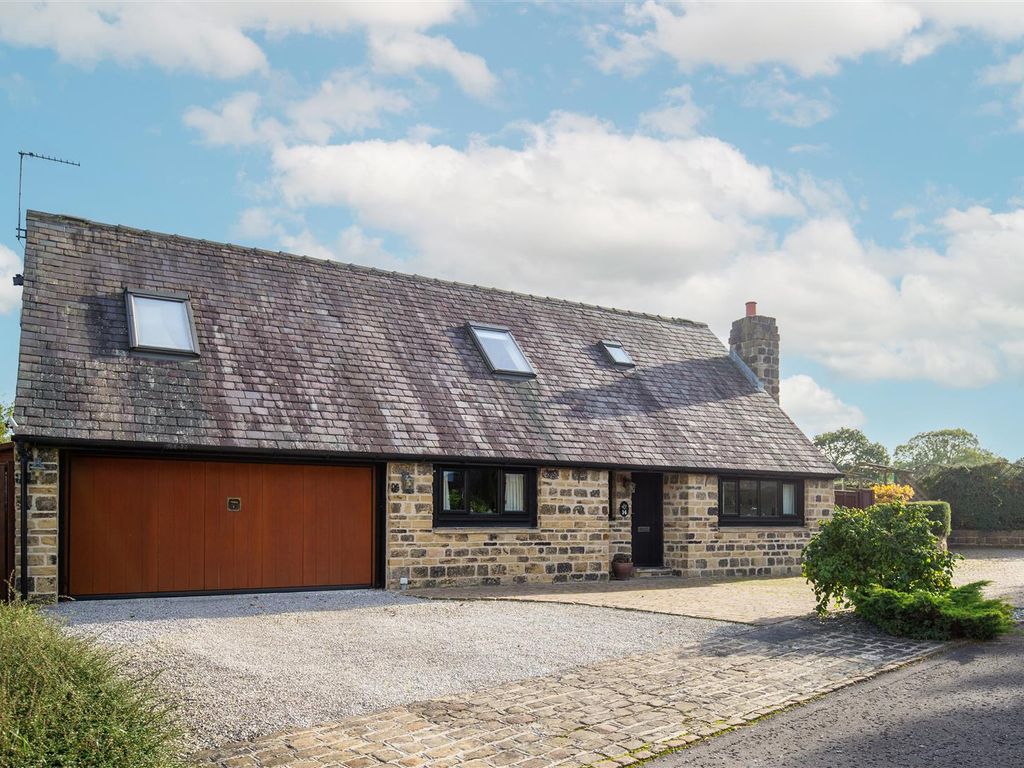 3 bed detached house for sale in Woodland Park, Oulton, Leeds LS26, £