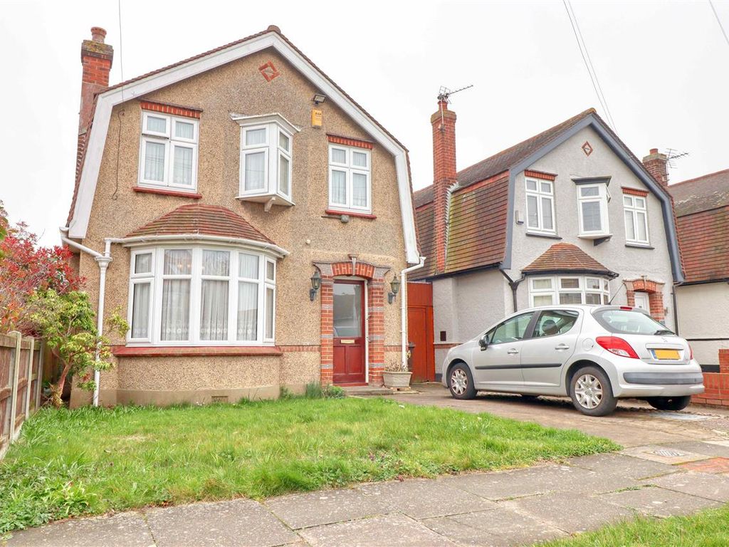 3 bed detached house for sale in Salisbury Road, HollandOnSea