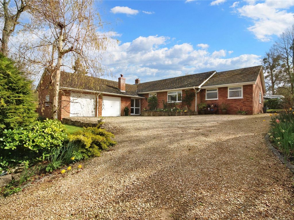 4 bed bungalow for sale in Fleet Road, Twyning, Tewkesbury