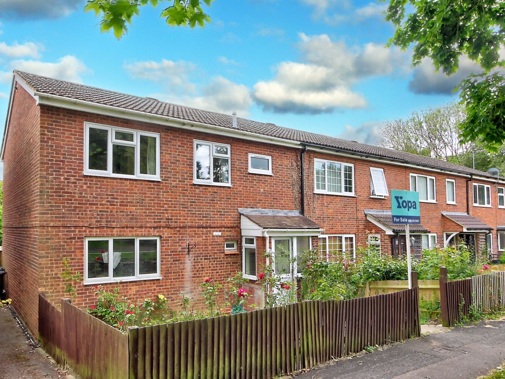 4 bed end terrace house for sale in Evesham Walk, Basingstoke RG24, £