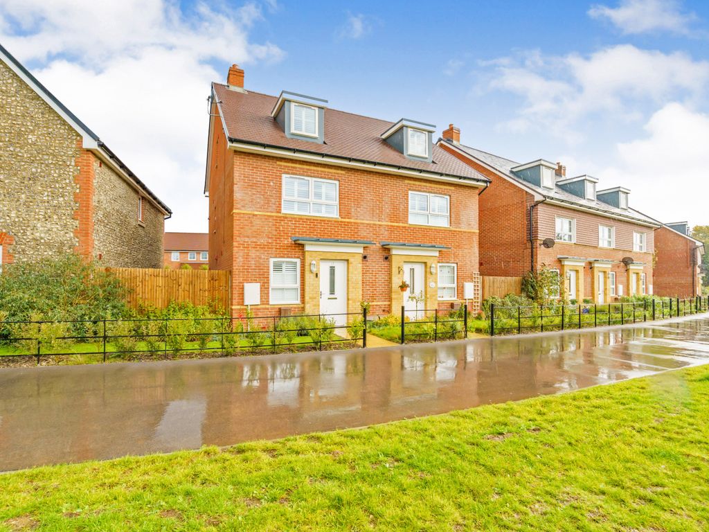 3 bed semidetached house for sale in Gerard Walk,