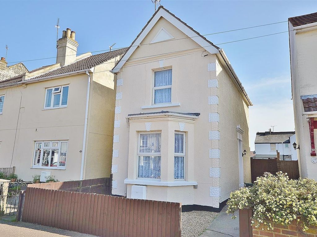 3 bed detached house for sale in Cambridge Road, ClactonOnSea CO15, £