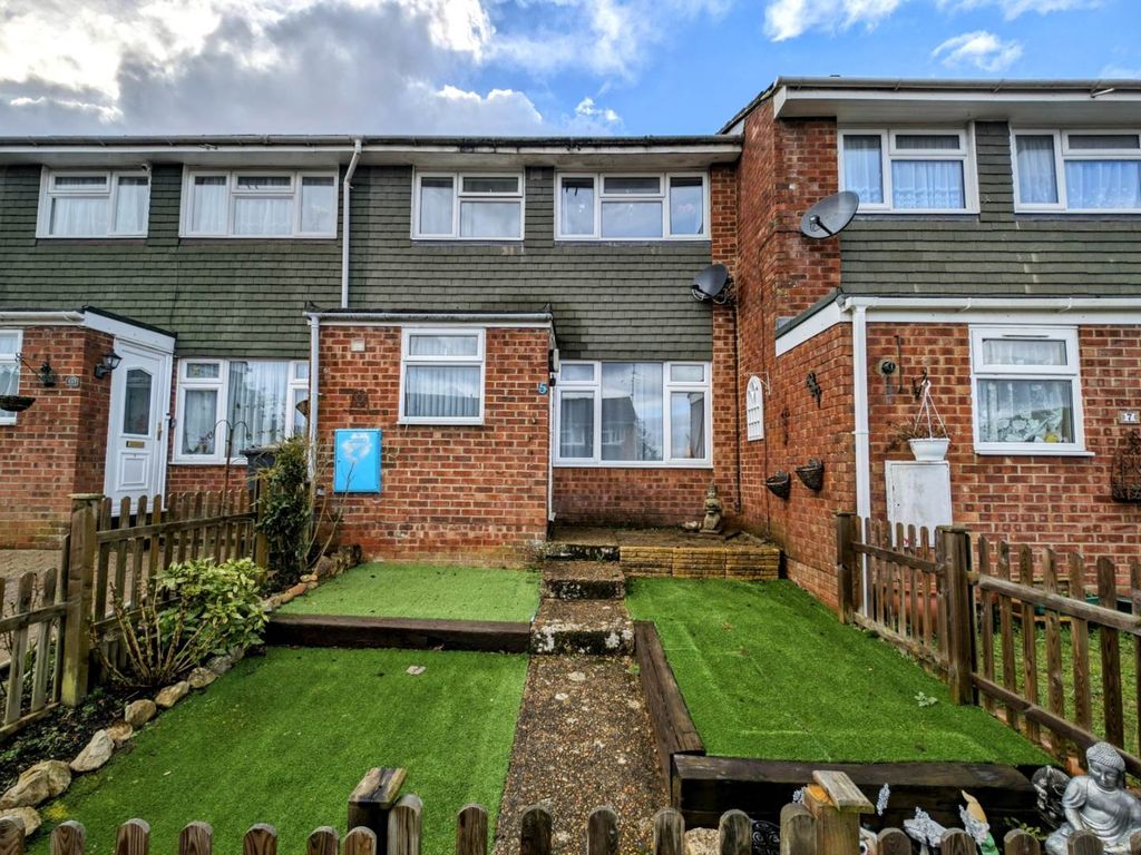 3 bed semidetached house for sale in Woodside Crescent, Bordon GU35, £