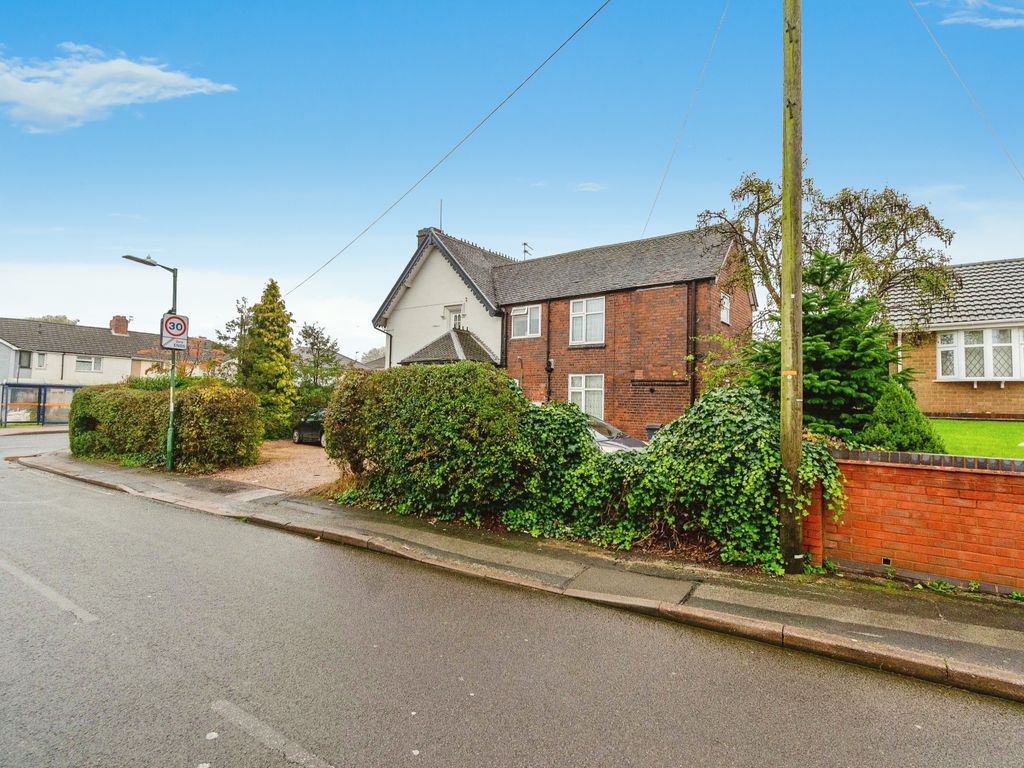 3 bed flat for sale in Chester Road, Brownhills, Walsall WS8, £260,000