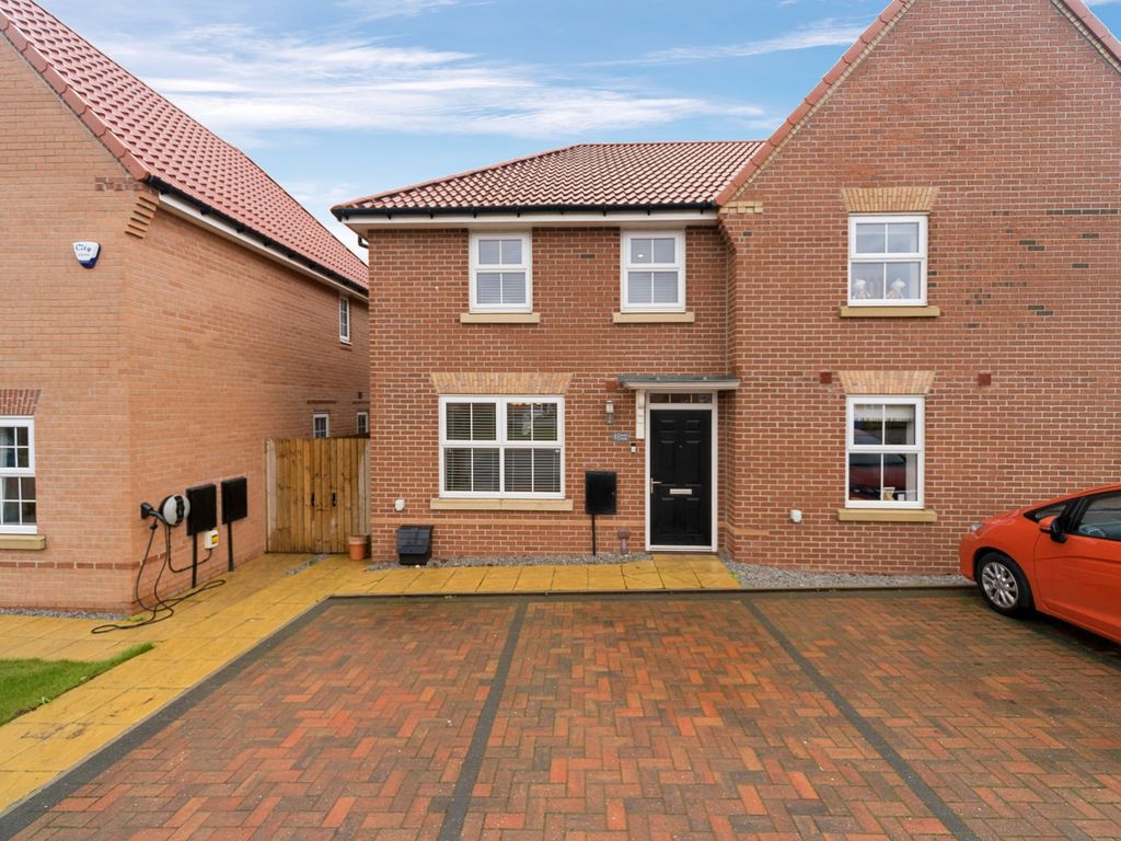3 bed semidetached house for sale in Owen Close, Cottingham, East