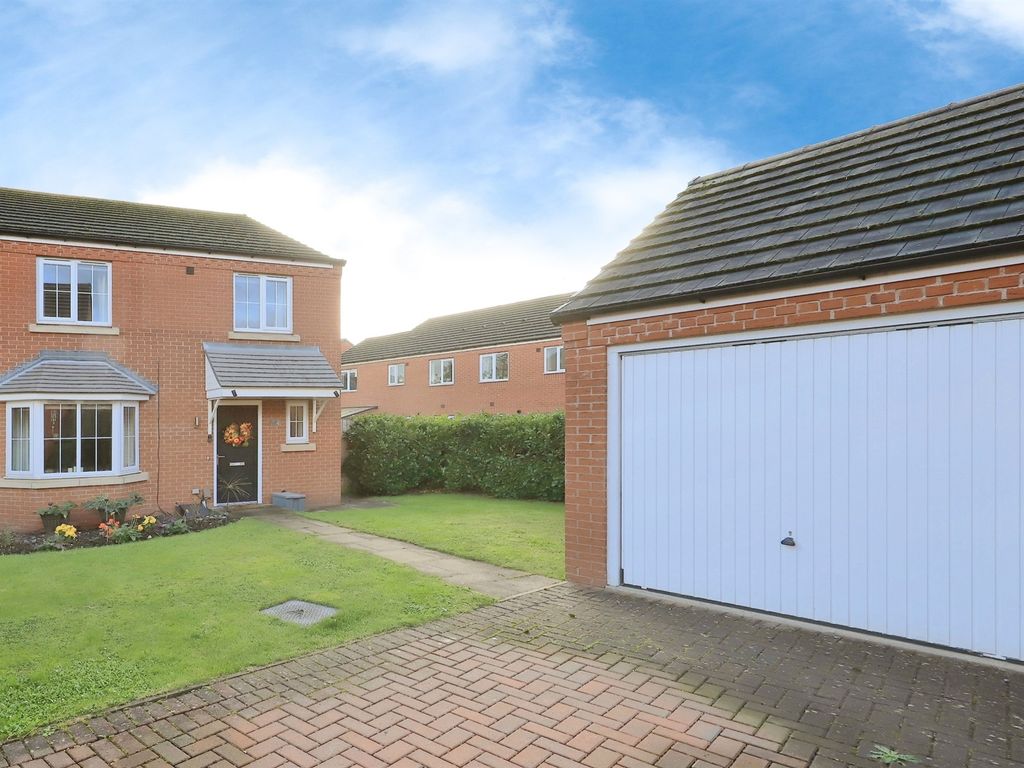 4 bed detached house for sale in Greatwich Way, Kidderminster DY10, £325,000 Zoopla