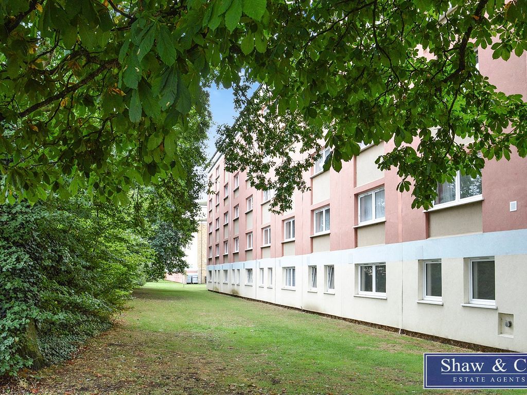 2 bed flat for sale in Simpson Road, Whitton, Hounslow TW4, £279,950