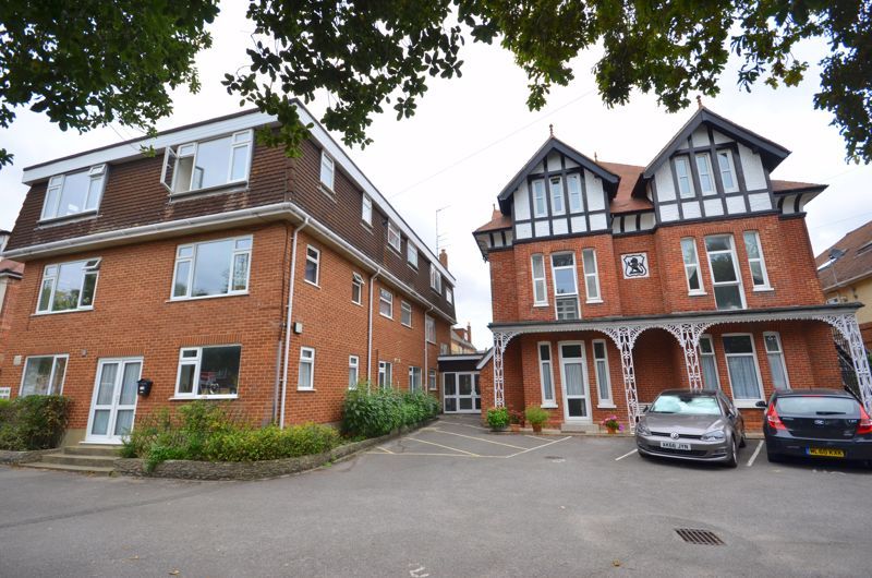 2 bed flat to rent in Florence Road, Bournemouth BH5, £1,200