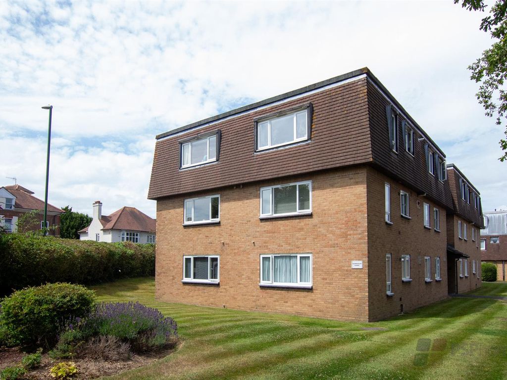 2 bed flat to rent in Iona Way, Haywards Heath RH16, £1,195 pcm Zoopla