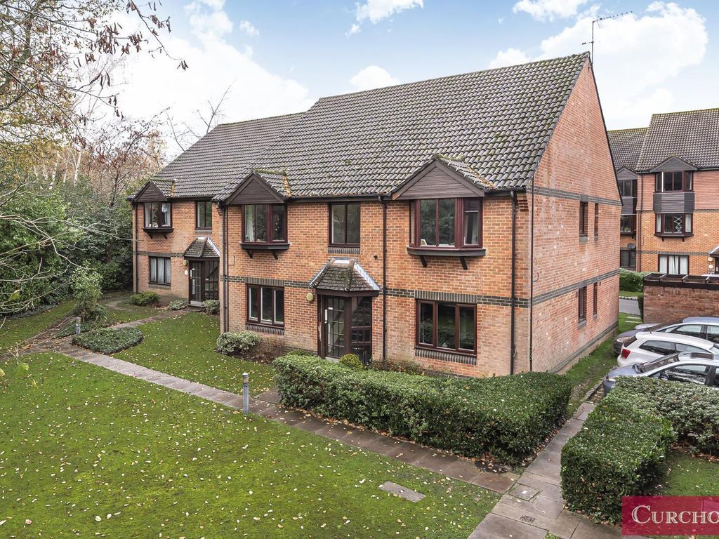 2 bed flat for sale in Foxhills, Woking GU21, £250,000 Zoopla