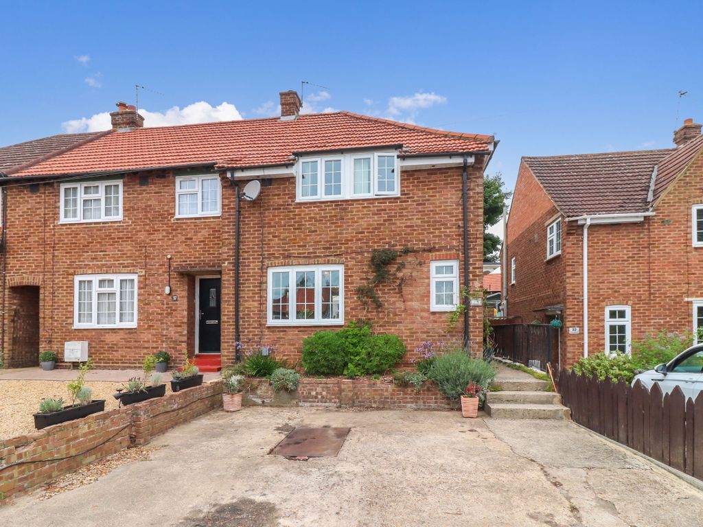 2 bed end terrace house for sale in Hall Mead, Letchworth Garden City
