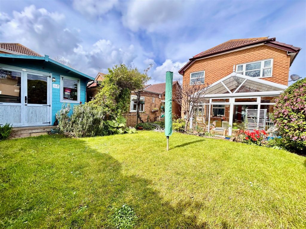 4 bed detached house for sale in Cheyne Close, Sittingbourne ME10, £