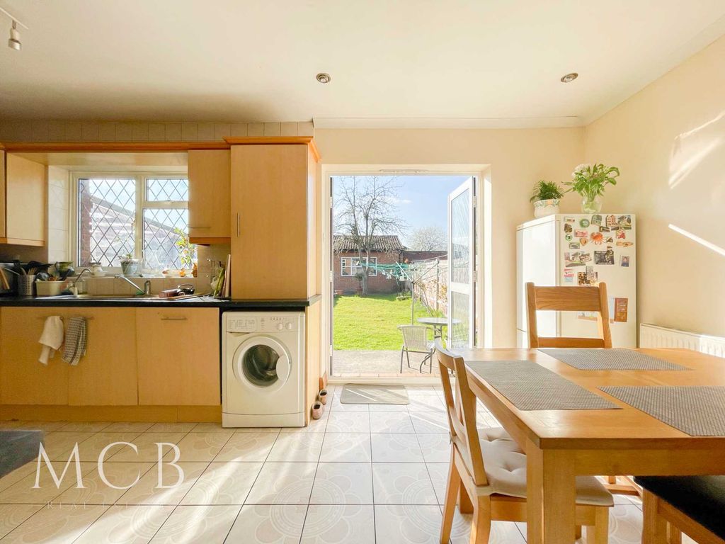 3 bed terraced house to rent in Allenby Road, Southall UB1, Southall