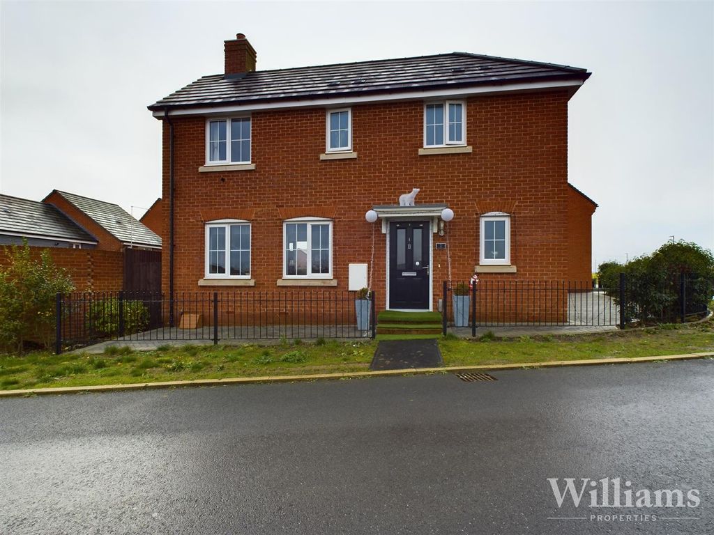 3 bed detached house for sale in Glenton Green, Berryfields, Aylesbury