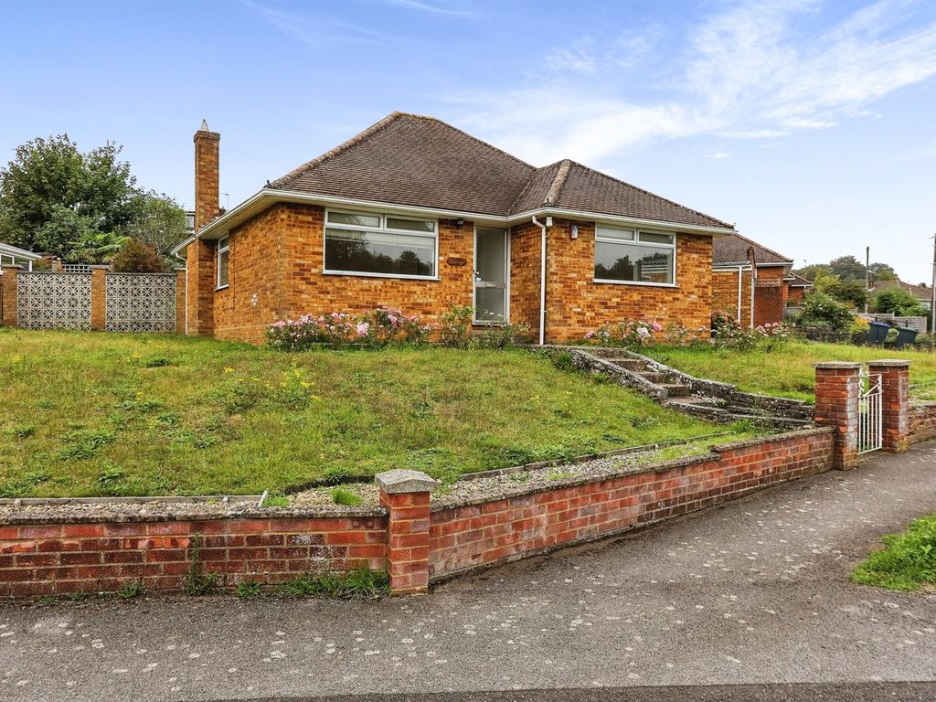 3 bed bungalow to rent in Balmoral Road, Salisbury SP1, £1,450 pcm Zoopla