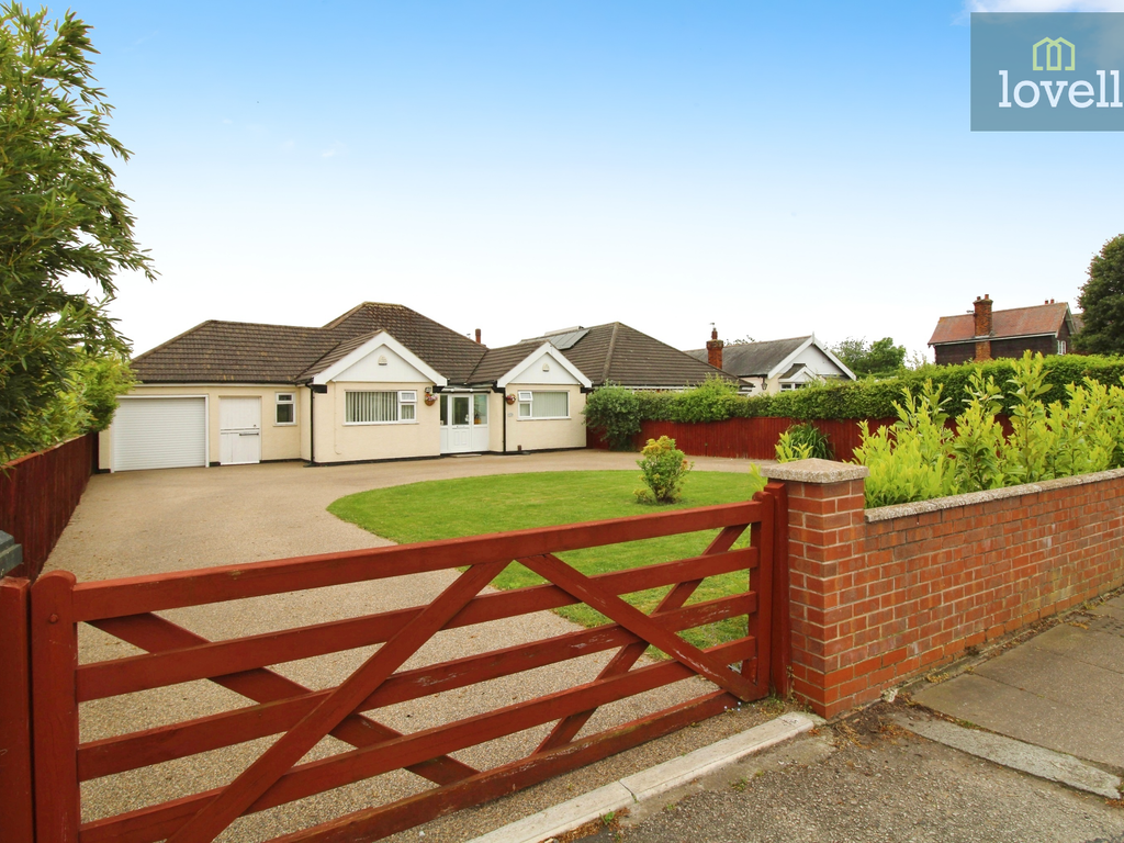 3 bed detached bungalow for sale in Laceby Road, Grimsby DN34, £275,000
