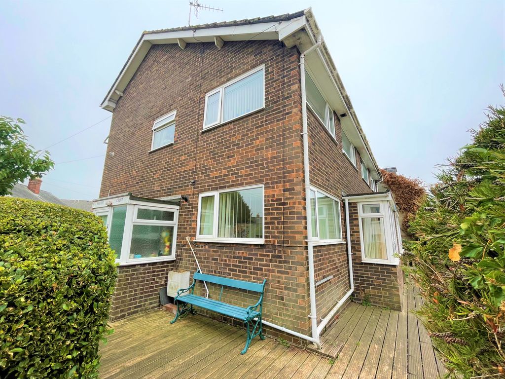 2 bed flat for sale in Carisbrooke Road, Newport PO30 Zoopla