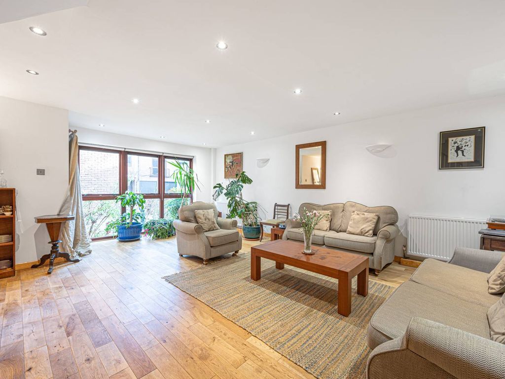 4 bed mews house to rent in Belsize Mews, Hampstead, London NW3, £5,500