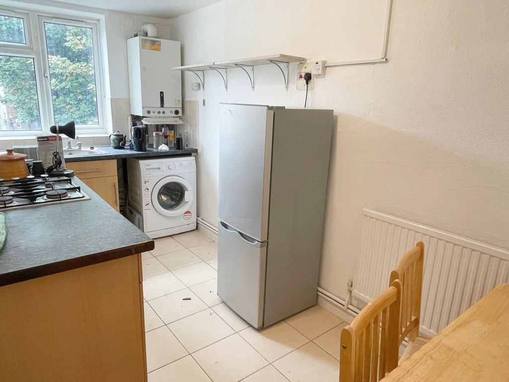 2 bed flat to rent in High Road Leyton, London E10, £1,800 pcm Zoopla