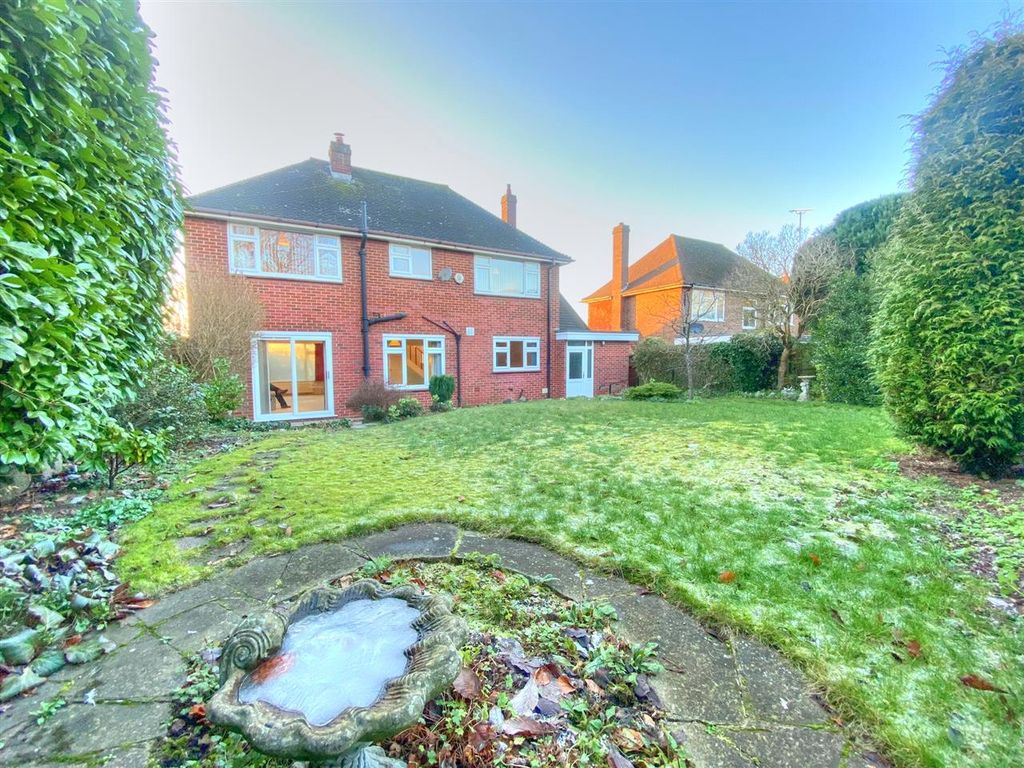 4 bed detached house to rent in Old Bedford Road, Luton LU2, £2,400 pcm