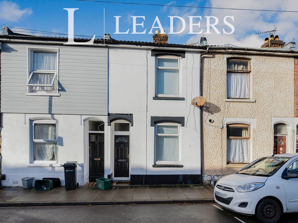 2 bed terraced house to rent in Oxford Road, Southsea PO5, £1,200 pcm