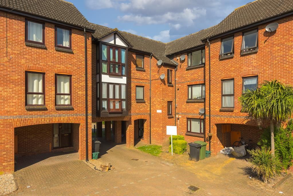 1 bed flat for sale in Farriers Road, Epsom KT17, £145,500 Zoopla