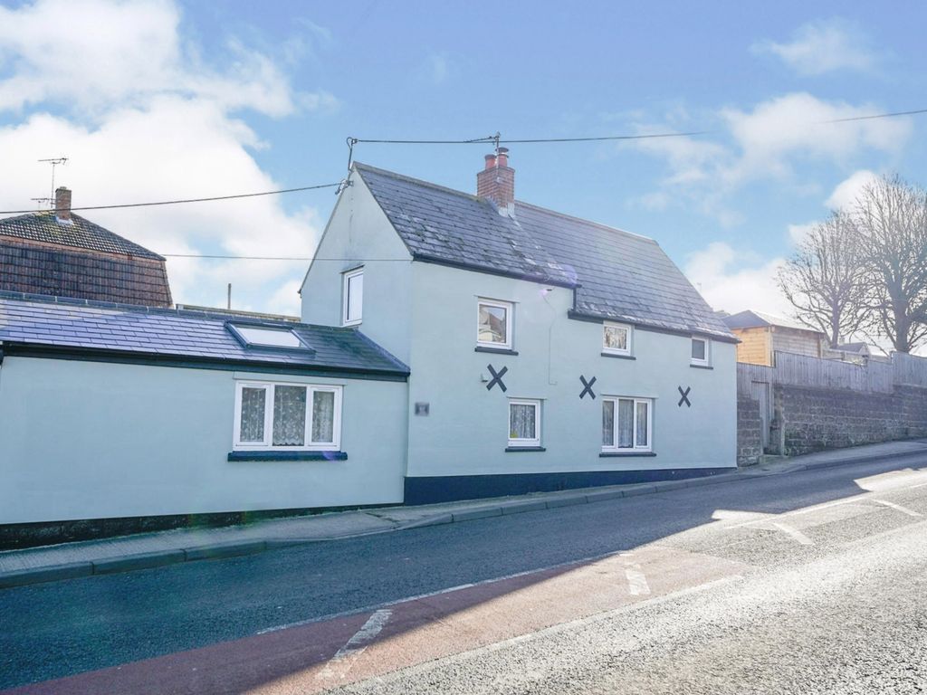 2 bed detached house for sale in Lechlade Road, Highworth, Swindon SN6