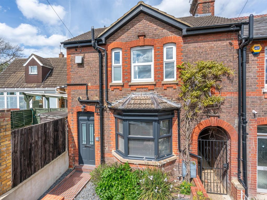 4 bed end terrace house for sale in Astley Road, Boxmoor, Hertfordshire