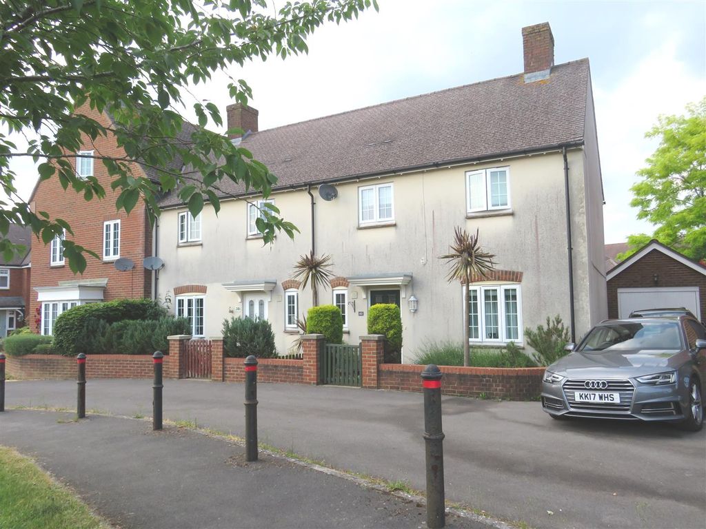 3 bed semidetached house for sale in Barnard Field, Amesbury