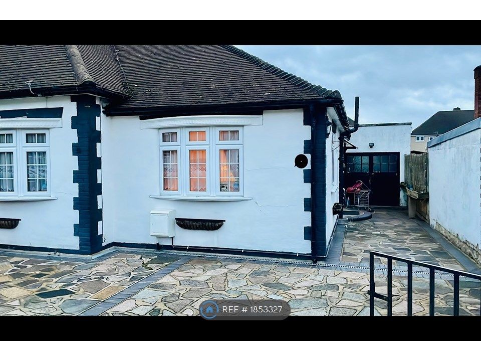 3 bed detached house to rent in The Croft, Ruislip HA4, £2,400 pcm Zoopla