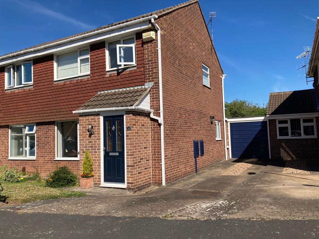 3 bed semidetached house for sale in Highfields Close, Loughborough