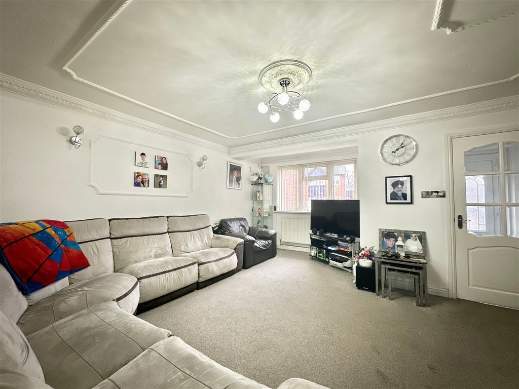 4 bed link detached house for sale in Sandhurst Close, Leicester LE3, £300,000 Zoopla