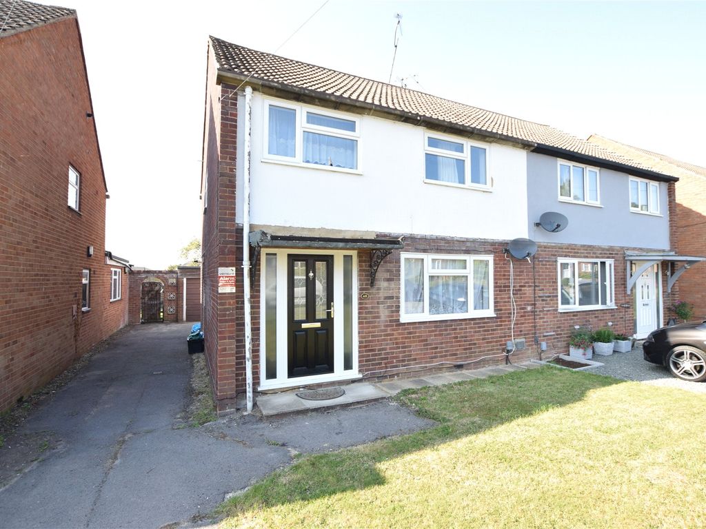 3 bed semidetached house to rent in Woodside Way, Reading, Berkshire
