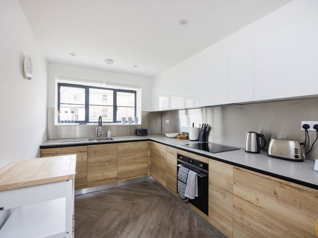 3 bed flat to rent in Gloucester Circus, Greenwich SE10, £3,000 pcm