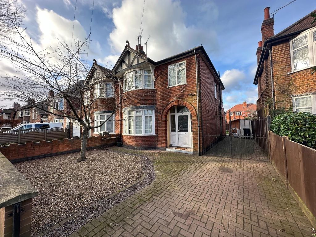 3 bed semidetached house to rent in Blackbird Road, Leicester LE4, £