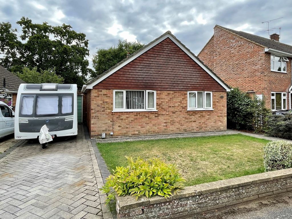3 bed bungalow for sale in Newfield Avenue, Farnborough GU14 Zoopla