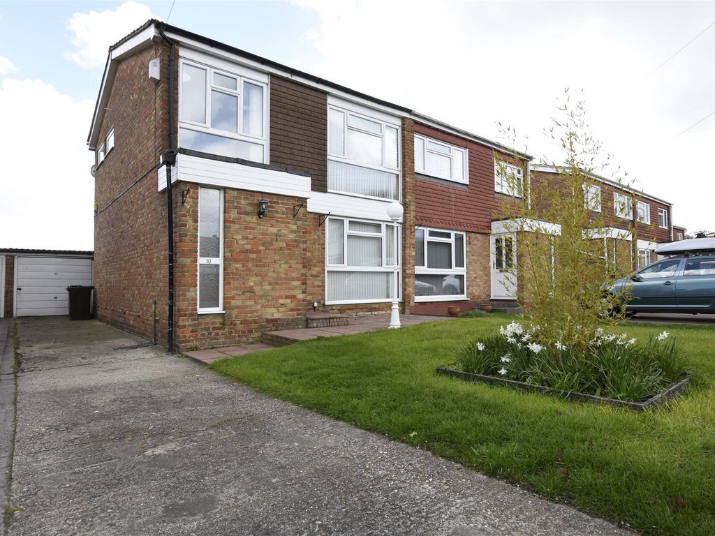 3 bed semidetached house to rent in Fairview Gardens, Meopham