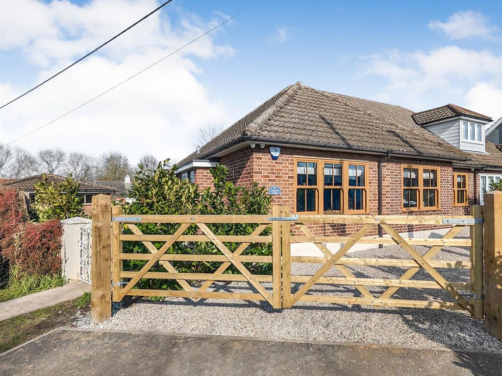 3 bed semidetached bungalow for sale in Orchard Lane, Pilgrims Hatch